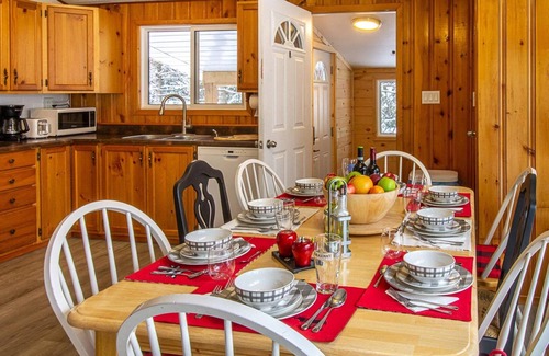 Algonquin Highlands Cottage | Whispering Pines-Unlimited Wi-Fi, Gym Equipment, Pet-friendly