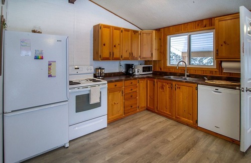 Algonquin Highlands Cottage | Whispering Pines-Unlimited Wi-Fi, Gym Equipment, Pet-friendly