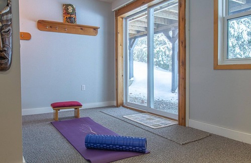 Algonquin Highlands Cottage | Whispering Pines-Unlimited Wi-Fi, Gym Equipment, Pet-friendly
