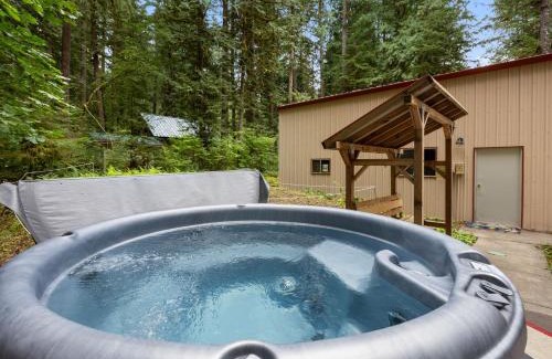 Zigzag House | Whispering Pines - Cabin w hot tub
