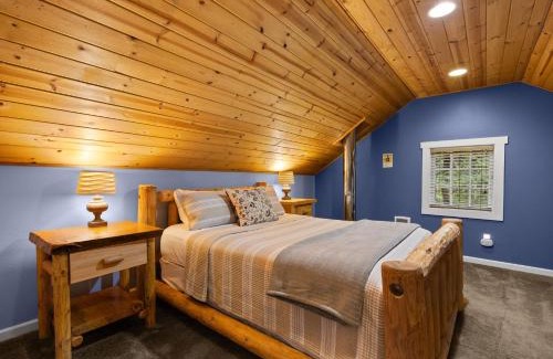 Zigzag House | Whispering Pines - Cabin w hot tub