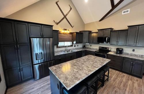 Valemount Villa | Whispering Pines Cabin