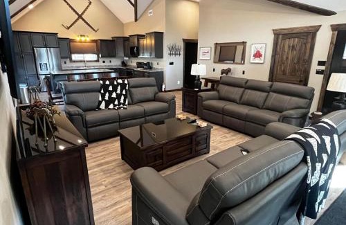 Valemount Villa | Whispering Pines Cabin