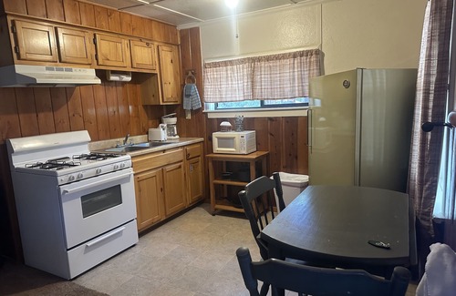 Pinetop-Lakeside Cabin | Whispering Pines - Cabin 23 (2 Bedroom)
