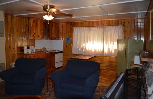 Pinetop-Lakeside Cabin | Whispering Pines - Cabin 27 (2 Bedroom Family Style Unit)