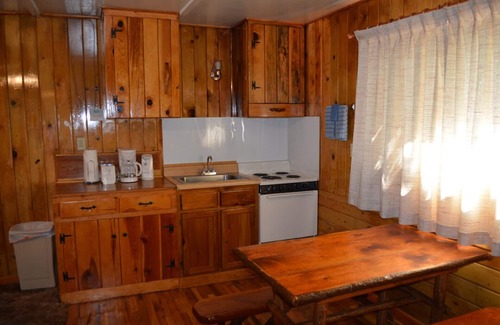 Pinetop-Lakeside Cabin | Whispering Pines - Cabin 27 (2 Bedroom Family Style Unit)