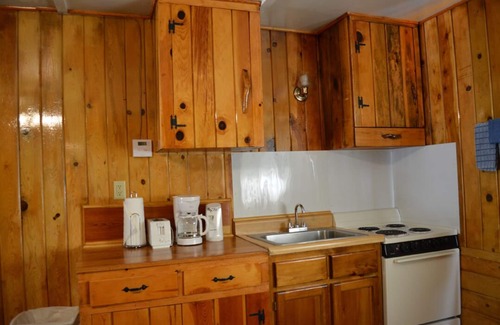 Pinetop-Lakeside Cabin | Whispering Pines - Cabin 27 (2 Bedroom Family Style Unit)