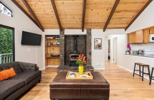 Groveland House | Whispering Pines Lodge, 25 mi to Yosemite,Baby Friendly, Grill, Game Room