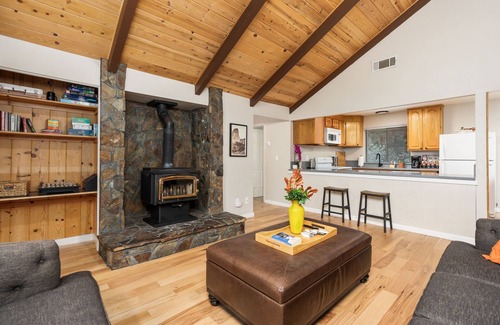 Groveland House | Whispering Pines Lodge, 25 mi to Yosemite,Baby Friendly, Grill, Game Room