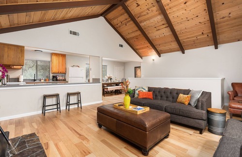 Groveland House | Whispering Pines Lodge, 25 mi to Yosemite,Baby Friendly, Grill, Game Room