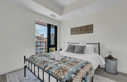 Eau Claire Apartment | Whispering Pines Retreat DT Getaway & Skyline Views