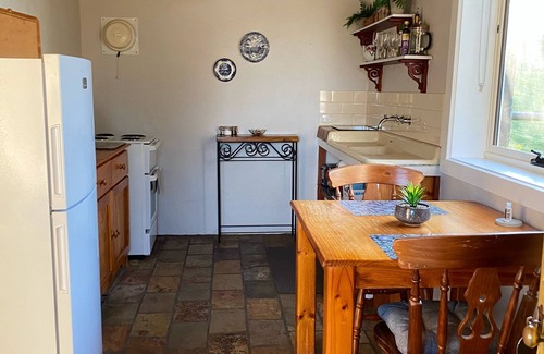 Rivoli Bay Bed & Breakfast | Whispering Pines- The Cottage BnB