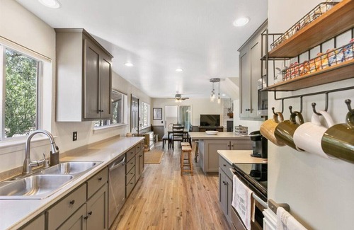 Plumas Eureka Estates Cabin | "Whispering Pines" Family Retreat - By the Feather River in Graeagle