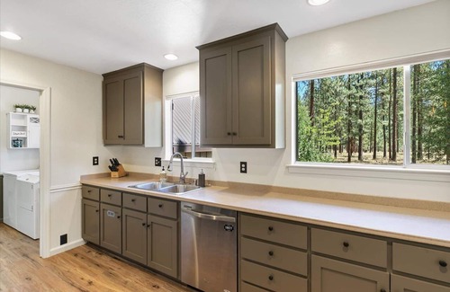 Plumas Eureka Estates Cabin | "Whispering Pines" Family Retreat - By the Feather River in Graeagle