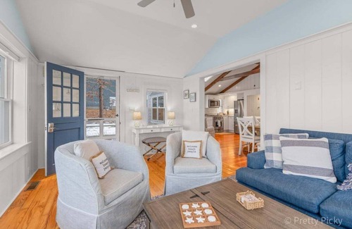 West Dennis House | Whispering Waters: 005-D Waterfront, Private Beach, Kayaks, SUPs