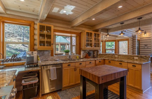 Sugar Grove Cabin | Whispering Willow - 3bd/3.5 bath, hot tub, game tables, views, near original Mast General Store