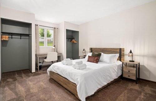 Orange Prairie House | Whispering Willow Retreat 2BD 2BA Nature Oasis