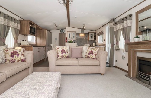 Cayton Bay Cottage | WHISPERING WILLOWS, pet friendly, with a garden in Cayton Bay