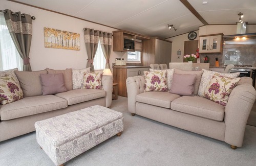 Cayton Bay Cottage | WHISPERING WILLOWS, pet friendly, with a garden in Cayton Bay