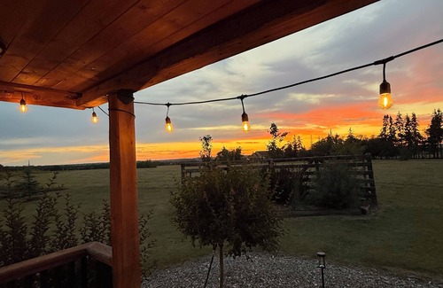 Central Alberta Cabin | Whispering Winds Cabin - cozy double loft cabin
