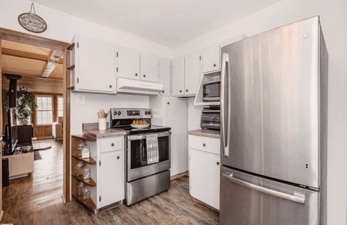Bracebridge House | Whispering Woods Lakefront Cabin|Water Access|Canoe|Kayak|BBQ