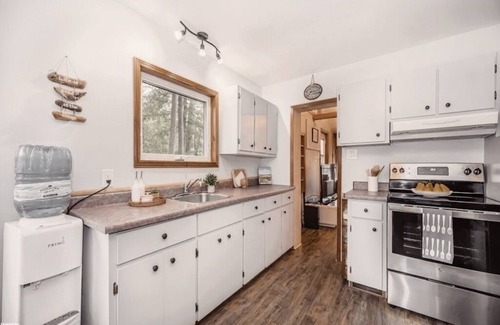 Bracebridge House | Whispering Woods Lakefront Cabin|Water Access|Canoe|Kayak|BBQ