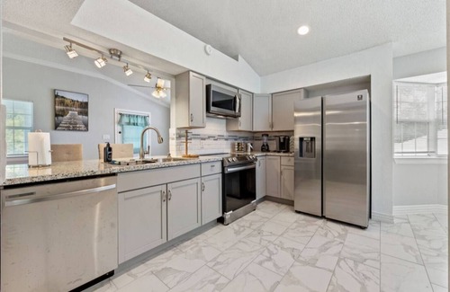 Northeast Houston House | “Whispers of Nature” A tranquil acre for 10 guests