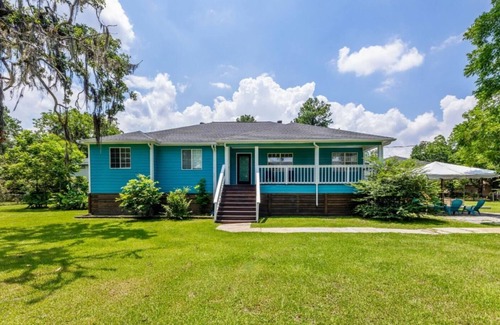 Northeast Houston House | “Whispers of Nature” A tranquil acre for 10 guests