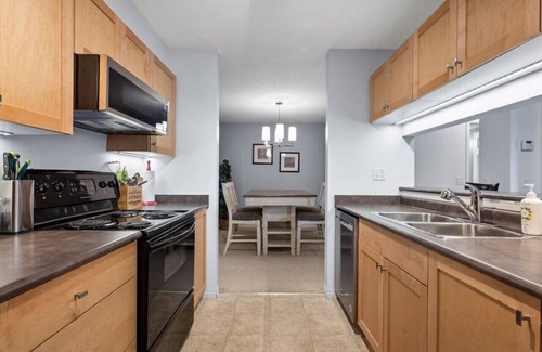 East Kootenay Apartment | Whistling Peaks | Hot Tub | Pool | Gas Fireplace