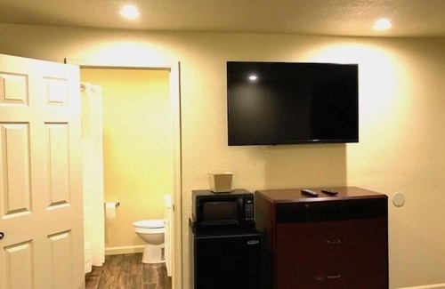 Elizabeth City Hotel | Whistling Pines - Daily & Extended Stay, Elizabeth City