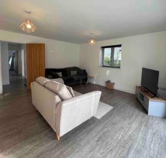 Barrow Gurney Apartment | White 3 bed bungalow with en-suite and parking