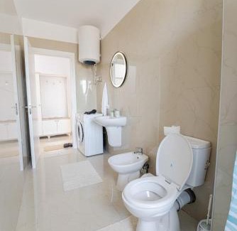 Kamez Apartment | White Apartment