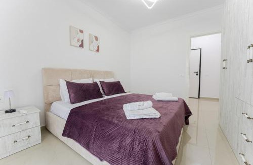 Kamez Apartment | White Apartment
