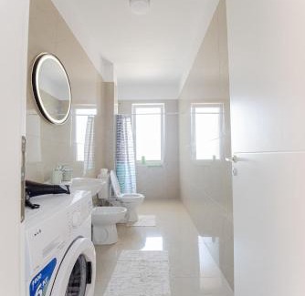 Kamez Apartment | White Apartment