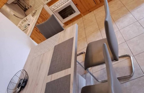 Kecskemet Apartment | White Apartment – Cozy & Central One-Bedroom Retreat in Kecskemét
