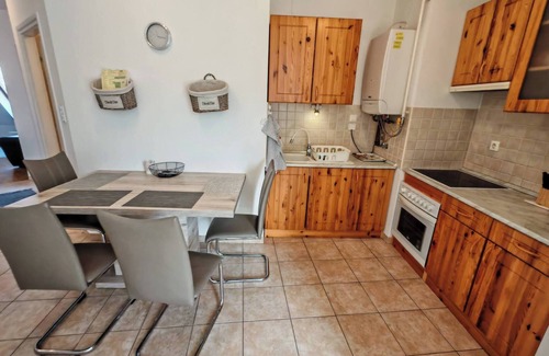 Kecskemet Apartment | White Apartment – Cozy & Central One-Bedroom Retreat in Kecskemét