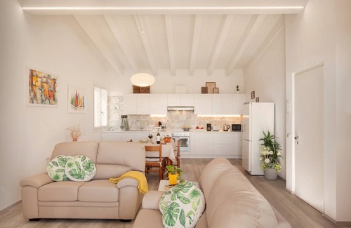 Marciaga Apartment | White Apartment with Terrace and Lake View