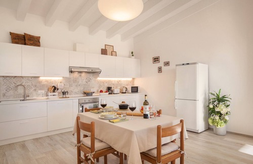Marciaga Apartment | White Apartment with Terrace and Lake View
