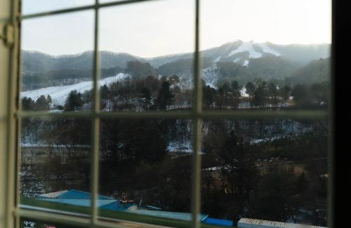 Bongpyeong Apartment | White Cabin