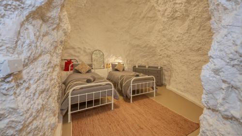 White Cliffs House | White Cliffs Accommodation -Daybreak Dugout - Unique Cave House