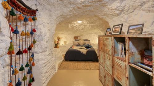 White Cliffs House | White Cliffs Accommodation -Daybreak Dugout - Unique Cave House