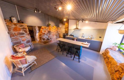 White Cliffs House | White Cliffs Accommodation -Daybreak Dugout - Unique Cave House