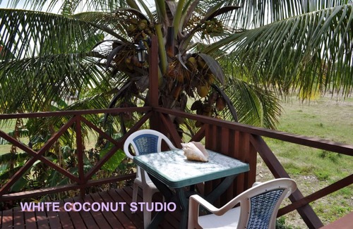 Silver Sands Apartment | White Coconut Studio at Blue Ocean Cottage in Silver Sands