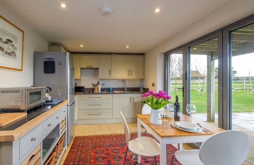 Woodbridge Cottage | White Cottage Apartment - sleeps 2 guests in 1 bedroom