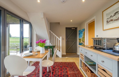 Woodbridge Cottage | White Cottage Apartment - sleeps 2 guests in 1 bedroom