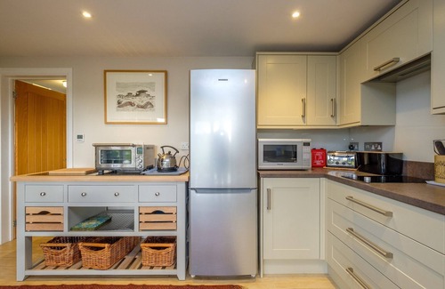Woodbridge Cottage | White Cottage Apartment - sleeps 2 guests in 1 bedroom