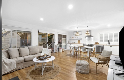 The Honeysuckles House | White Cottage on 90 Mile Beach