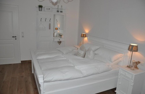 Cloppenburg House | White Cottage Garden