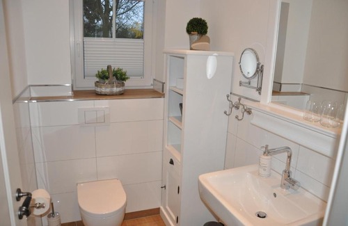 Cloppenburg House | White Cottage Garden