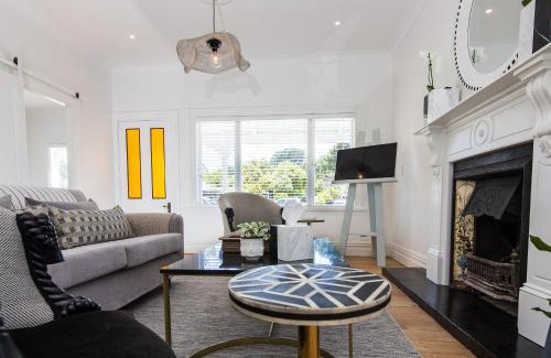 Matakana Villa | White Cottage